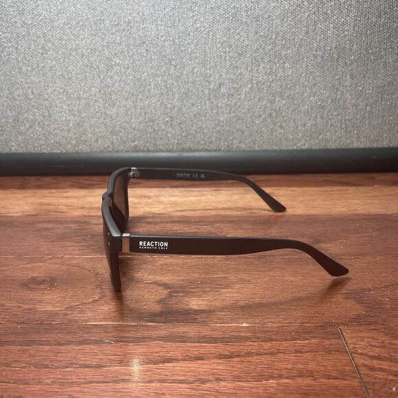 Kenneth Cole Reaction Mens Rectangle Matte Black Sunglass KC1401 - Picture 3 of 7